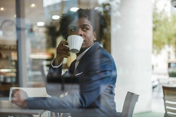 Stylish Strategies for Pairing a Trench Coat with Business Attire for Effortless Elegance